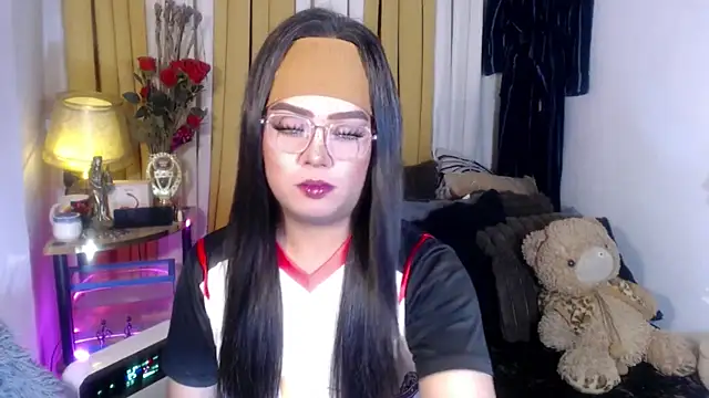Snapshot of YourSweet-mich chatting on 05-12-26, 01:41 YourSweet-mich online show from 05-12-26, 01:41