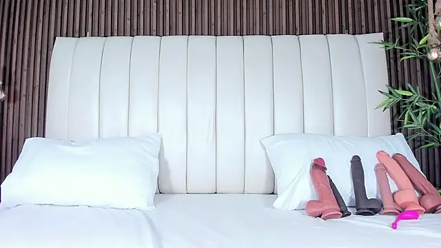 SandraMilerr online show from 10-31-25, 04:13