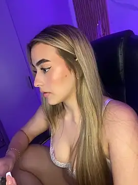 Snapshot of KYLIE_JONES6 chatting on 06-11-26, 02:53 KYLIE JONES6 online show from 06-11-26, 02:53