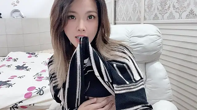 Holiland online show from 10-29-25, 01:19