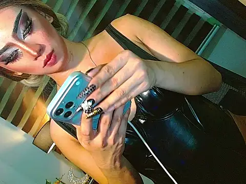 Snapshot of Queen_yasii_88 chatting on 06-24-26, 02:05 Queen yasii 88 online show from 06-24-26, 02:05
