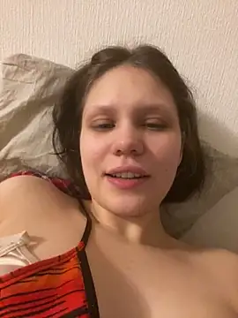 Snapshot of Lunliss chatting on 11-30-25, 12:14 Lunliss online show from 11-30-25, 12:14