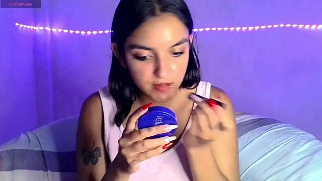 Snapshot of Ari_20_ chatting on 04-12-26, 12:37 Ari 20 online show from 04-12-26, 12:37