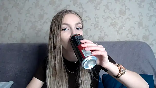 HitGyrl online show from 11-12-25, 08:04