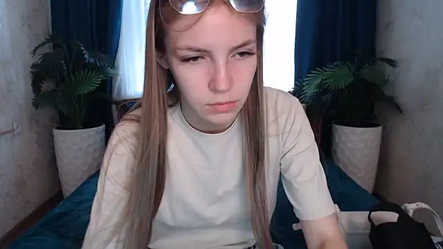 Snapshot of HitGyrl chatting on 06-15-26, 01:19 HitGyrl online show from 06-15-26, 01:19