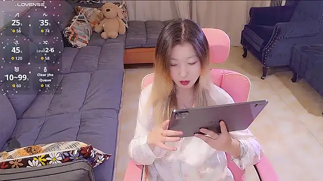 Snapshot of Deserve_E chatting on 10-15-25, 01:11 Deserve E online show from 10-15-25, 01:11