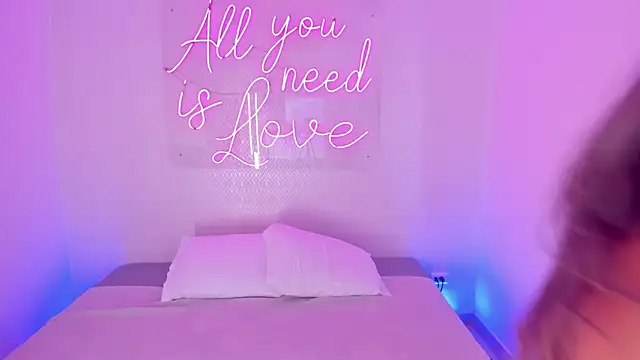 aleksandramiller  online show from 11-18-25, 04:17