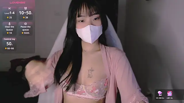 Snapshot of Phuong_Bee chatting on 10-24-25, 12:45 Phuong Bee online show from 10-24-25, 12:45