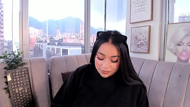 Zoey thompson online show from 10-10-25, 07:46