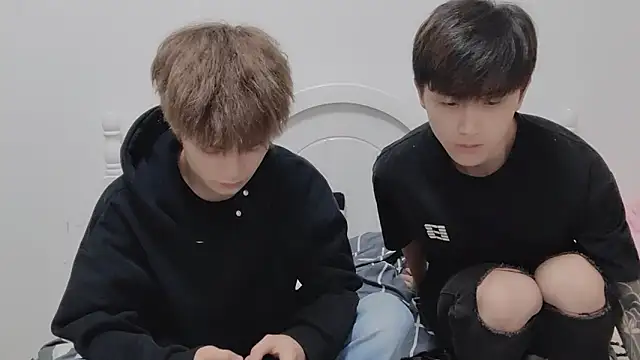 Snapshot of linger2563 chatting on 10-14-25, 01:34 linger2563 online show from 10-14-25, 01:34