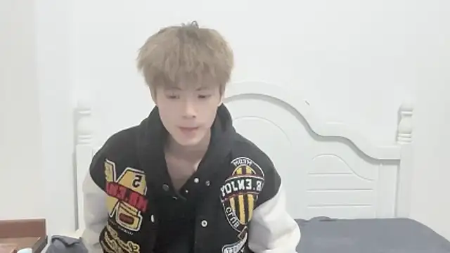 Snapshot of linger2563 chatting on 10-26-25, 01:39 linger2563 online show from 10-26-25, 01:39