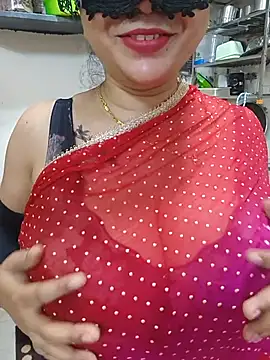 Snapshot of Queen_Nightt chatting on 06-18-26, 03:40 Queen Nightt online show from 06-18-26, 03:40