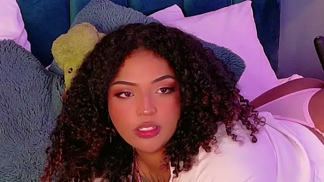 Snapshot of Cristal-Jonnes chatting on 06-23-26, 01:25 Cristal-Jonnes online show from 06-23-26, 01:25