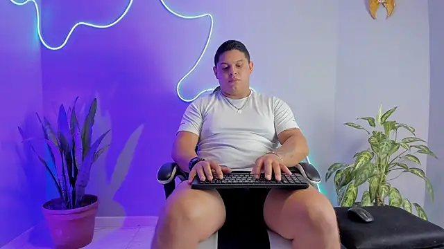 Snapshot of Maximus_Steel chatting on 10-03-25, 11:07 Maximus Steel online show from 10-03-25, 11:07