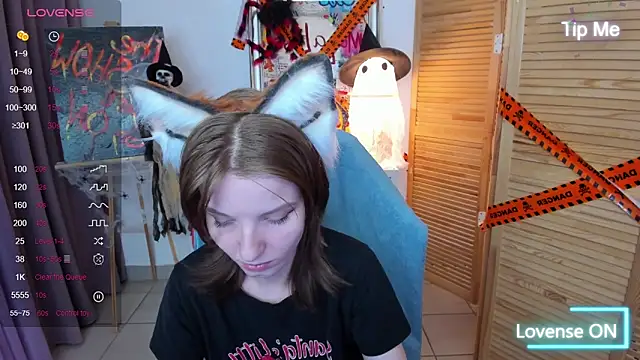 Snapshot of Madelaineses chatting on 10-31-25, 11:44 Madelaineses online show from 10-31-25, 11:44