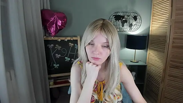 Snapshot of Madelaineses chatting on 11-16-25, 10:10 Madelaineses online show from 11-16-25, 10:10