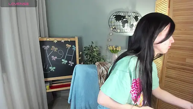 Snapshot of Madelaineses chatting on 11-29-25, 10:07 Madelaineses online show from 11-29-25, 10:07