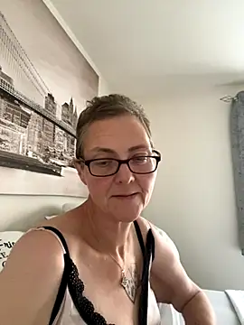 Snapshot of Curvy-Jinx chatting on 10-19-25, 01:34 Curvy-Jinx online show from 10-19-25, 01:34