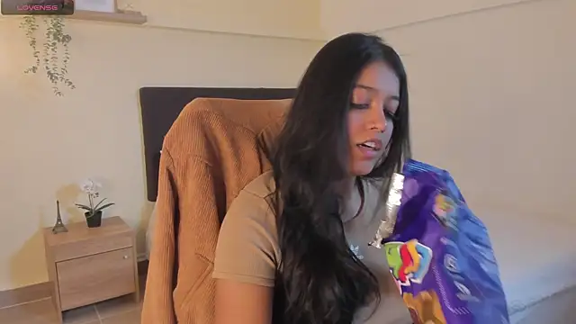 Camila Bustamante online show from 06-06-26, 05:06