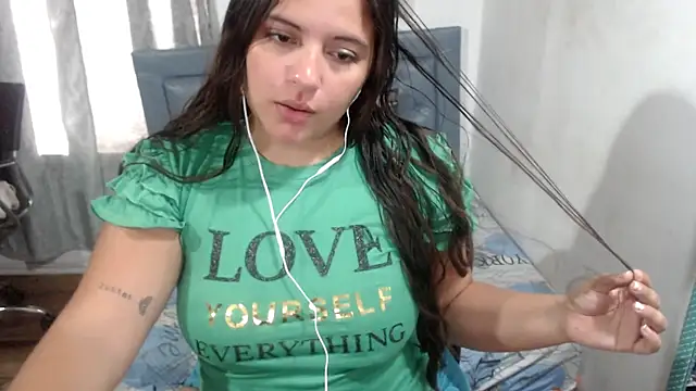 Snapshot of sarah_aguilar chatting on 05-19-26, 03:51 sarah aguilar online show from 05-19-26, 03:51