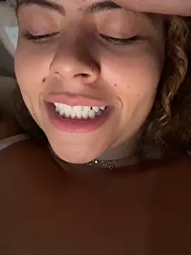 Chloe Leaozinho online show from 05-15-26, 11:23