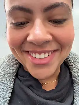 Chloe Leaozinho online show from 05-22-26, 02:33