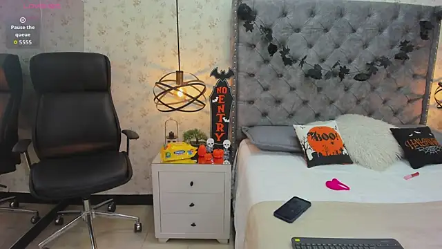 Aprilwatson online show from 10-20-25, 07:14