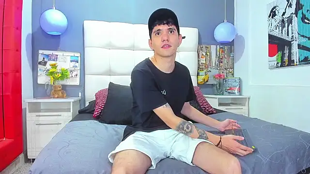 Matteo12  online show from 10-26-25, 04:51