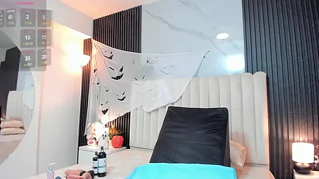 Samantha Claus online show from 10-31-25, 04:13