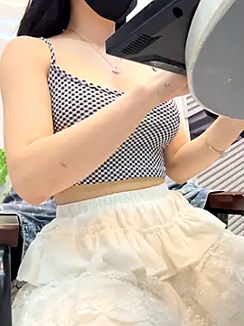Snapshot of Linh_2004 chatting on 09-20-25, 02:07 Linh 2004 online show from 09-20-25, 02:07