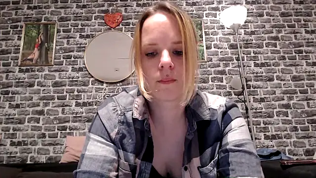 Snapshot of SexyMilf_37 chatting on 04-18-26, 08:42 SexyMilf 37 online show from 04-18-26, 08:42