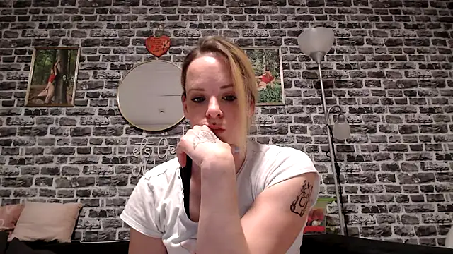 Snapshot of SexyMilf_37 chatting on 04-23-26, 08:11 SexyMilf 37 online show from 04-23-26, 08:11