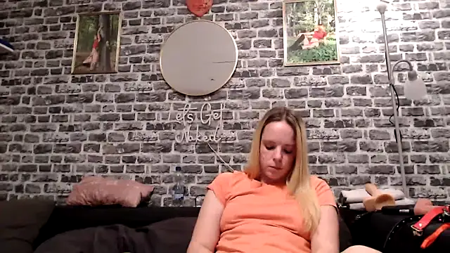 Snapshot of SexyMilf_37 chatting on 04-28-26, 08:25 SexyMilf 37 online show from 04-28-26, 08:25