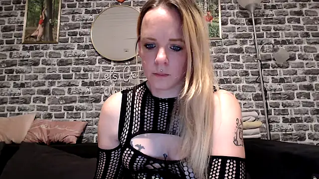 Snapshot of SexyMilf_37 chatting on 05-12-26, 08:39 SexyMilf 37 online show from 05-12-26, 08:39
