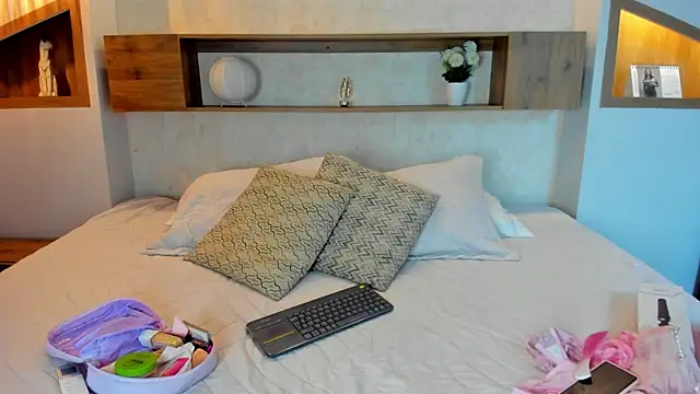 Snapshot of Emilly_Beaumont chatting on 05-13-26, 12:57 Emilly Beaumont online show from 05-13-26, 12:57