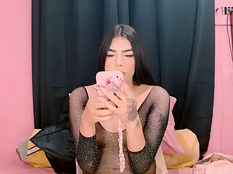 Snapshot of _crystal23_ chatting on 10-11-25, 04:44  crystal23  online show from 10-11-25, 04:44