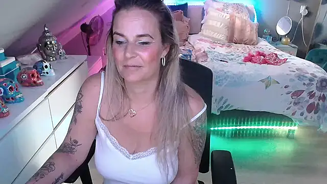 Mrs-Aurora online show from 05-06-26, 12:10