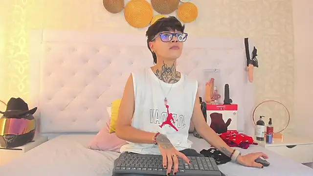 Snapshot of b3k_afrodict chatting on 10-20-25, 07:36 b3k afrodict online show from 10-20-25, 07:36