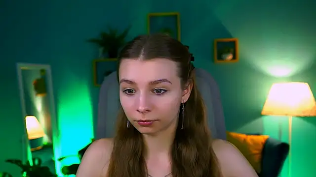 Snapshot of JulieDaniel chatting on 10-21-25, 04:24 JulieDaniel online show from 10-21-25, 04:24