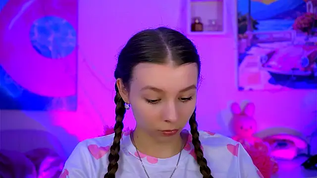 Snapshot of JulieDaniel chatting on 10-26-25, 04:29 JulieDaniel online show from 10-26-25, 04:29