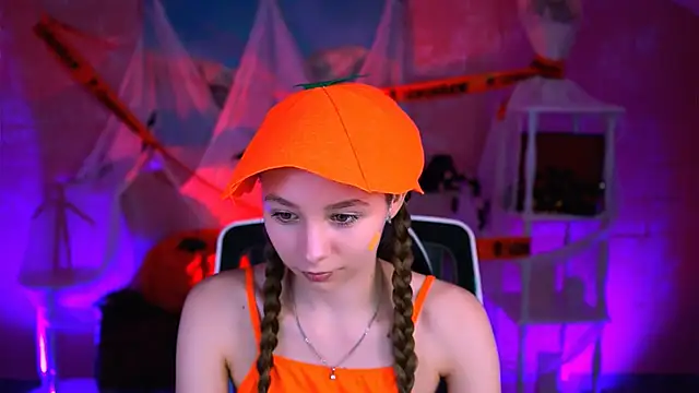 Snapshot of JulieDaniel chatting on 10-31-25, 04:35 JulieDaniel online show from 10-31-25, 04:35