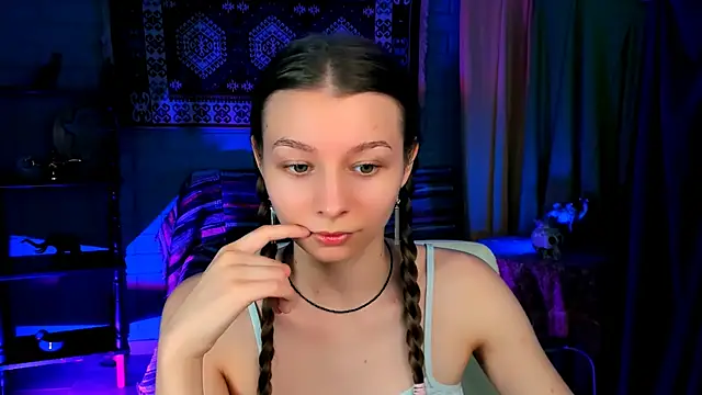 Snapshot of JulieDaniel chatting on 11-17-25, 04:18 JulieDaniel online show from 11-17-25, 04:18