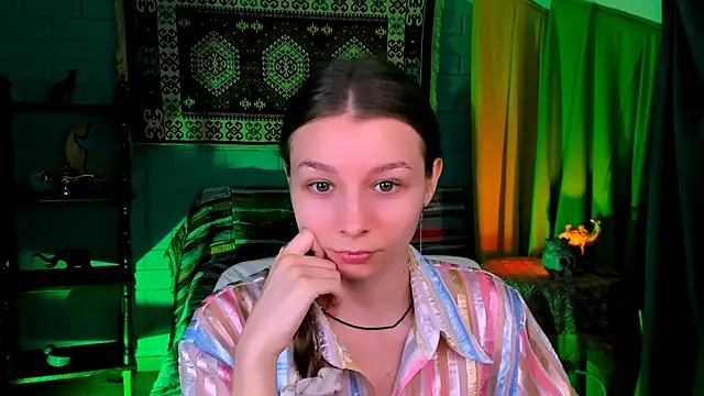 Snapshot of JulieDaniel chatting on 11-18-25, 04:17 JulieDaniel online show from 11-18-25, 04:17