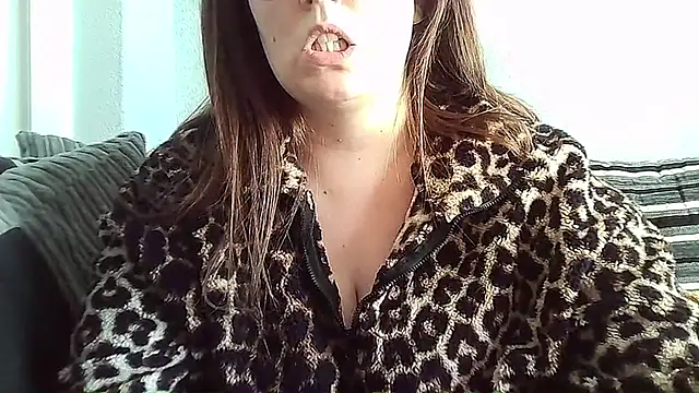 Snapshot of Curvy-BellaX chatting on 10-22-25, 01:22 Curvy-BellaX online show from 10-22-25, 01:22