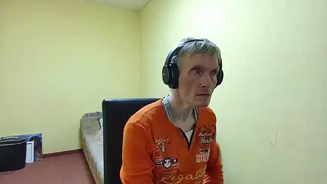 Snapshot of k74robert chatting on 02-15-26, 12:40 k74robert online show from 02-15-26, 12:40