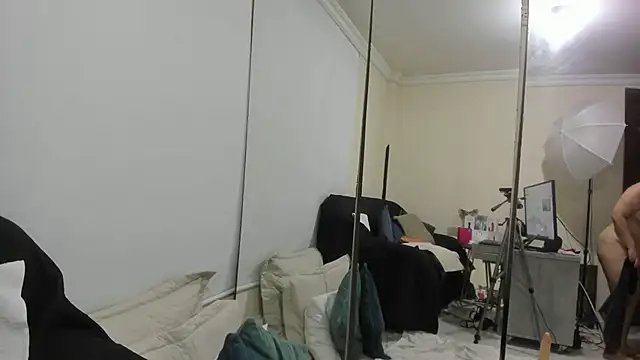 kiraGeiner online show from 11-16-25, 01:28