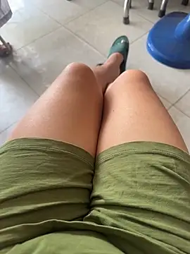 sharon-Hanna online show from 11-18-25, 02:28