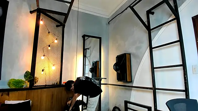 Snapshot of Dani_mc1 chatting on 10-17-25, 11:46 Dani mc1 online show from 10-17-25, 11:46