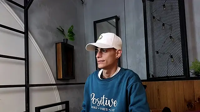 Snapshot of Dani_mc1 chatting on 12-21-25, 12:23 Dani mc1 online show from 12-21-25, 12:23