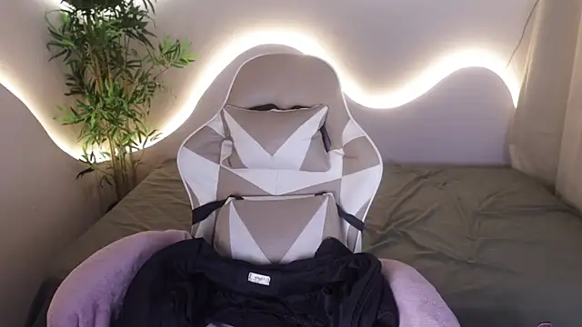 Emma and Issac online show from 11-28-25, 04:48